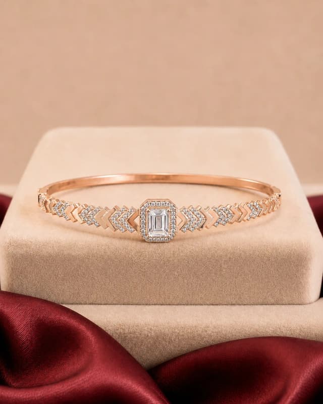 Aura Baget Taşlı 14 Ayar Yeşil Altın Kelepçe